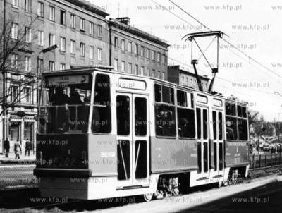 Nowoczesny tramwaj z chorzowskiego Konstalu na al.Grunwaldzkiej...