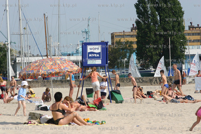 Puste wiezyczki dla ratownikow na plazy miejskiej w...