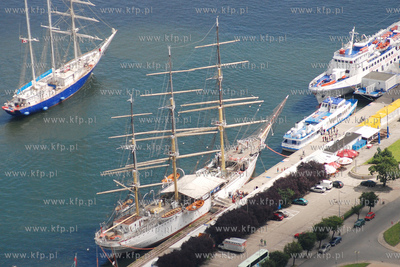 Gdynia z lotu ptaka. Nz. Zaglowiec zacumowany przy...