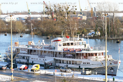 Szczecin - pierwsze opady sniegu. Nz statek wycieczkowy...