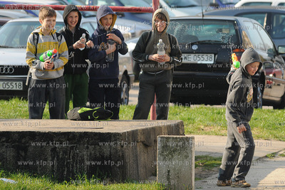 Rumia. Dzieci oblewajace sie woda w lany poniedzialek.
13.04.2009
fot....