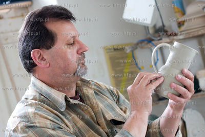 Chmielno. Zaklad Ceramiczny Genius. Nz. Eugeniusz Trowski,...