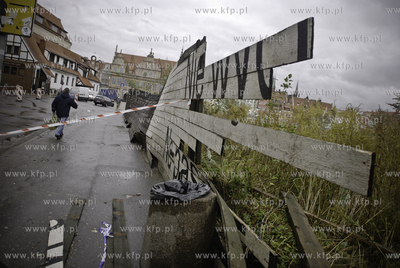 Przewalone ploty i wyrwane z korzeniami drzewa to skutek...