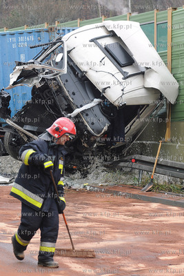 Gdynia. Z niewyjasnionych przyczyn samochod ciezarowy...
