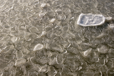 Mrozny poranek w Gdyni Orlowie. Nz. zamarzniete morze...