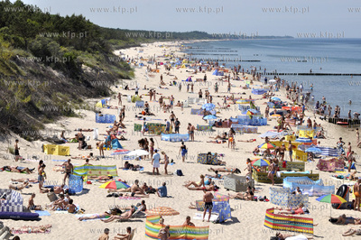 Tlum plazowiczow w samo poludnie na plazy w Mielnie.
04.07.2010
Fot....