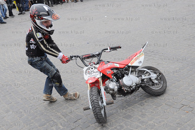 Piotr Zalewski 7-letni motocyklista z Olsztyna popisuje...