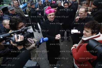 Szczecin. Wigilia rolnikow protestujacch przed siedziba...