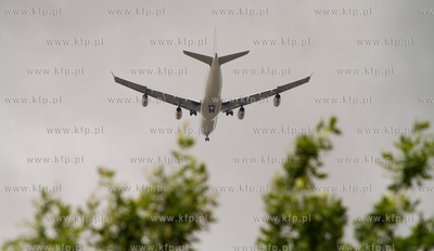 Airbus A 340-200 Francuskich Sil Powietrznych wyladowal...