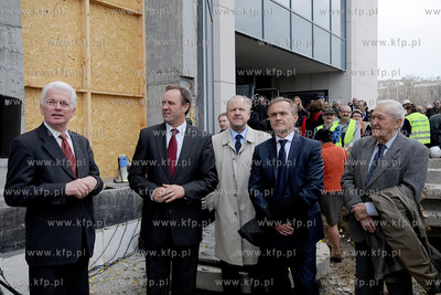 Zawieszenie wiechy na Teatrze Muzycznym w Gdyni. Nz....
