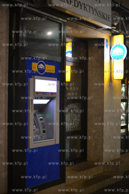 Gdynia. Centrum miasta wieczorowa pora. Nz. Bankomat...