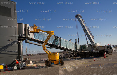 Instalacja rekawow przy terminalu pasazerskim T2 na...