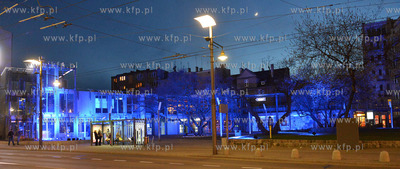 Ogolnoswiatowa akcja Na niebiesko dla autyzmu. Nz podswietlony...