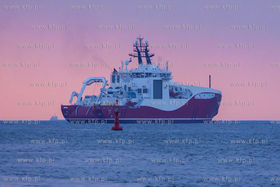 Kablowiec Siem Aimery - wychodzi z portu Gdansk w dniu...