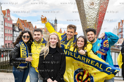 Kibice Manchester United i Villarreal fotografują...