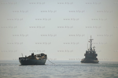 Zniszczony kadłub zaglowca Gen. Zaruski został odholowany...