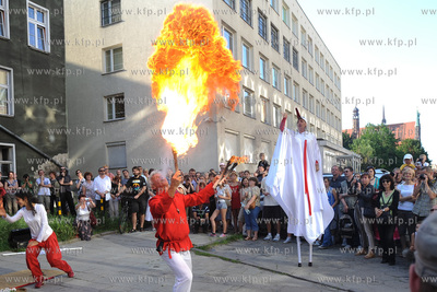 XIII edycja Festiwalu Teatrow Ulicznych FETA. Parada...