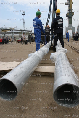 Maszty na ktorych zawisna flagi nowych czlonkow Unii...