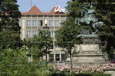 Targ Drzewny i pomnik Jana II Sobieskiego w tle Dom...