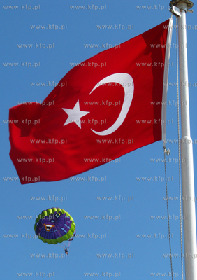 Atrakcja dla turystow, spadochron na uwiezi przy hotelu...