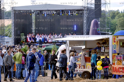 Kaszubskie dozynki powiatu kartuskiego w Zukowie. 5.09.2010...