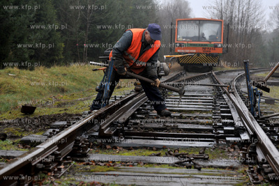 Gdansk, Rebiechowo. Prace przy wymianie podkladow pod...