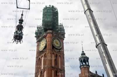 Po zdemontowaniu szczytowej czesci helmu wiezy Ratusza...