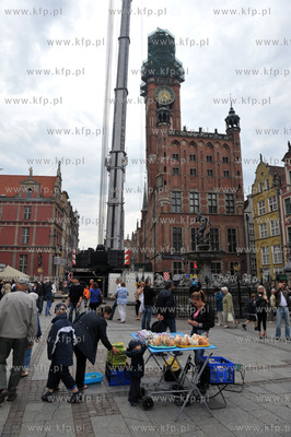 Przygotowania do montazu drestaurowanego hełmu Ratusza...