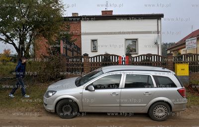 Wies Sulmin na Kaszubach. Dom na przeciwko stawu. 29.10.2011...