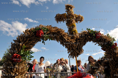 Dozynki w Luzienie na Kaszubach. Wystawa wiencow dozynkowych....