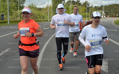 Zawodnicy na trasie I PZU Gdansk Maraton.Skrzyzowanie...