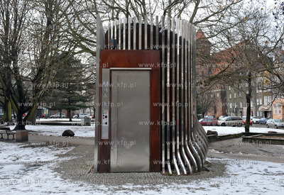 Gdańsk. Futurystyczna toaleta na Skwerze Świętopełka....