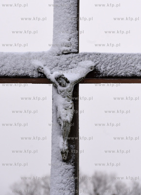 Zima w Niestępowie na Kaszubach gmina Żukowo. Krzyż...
