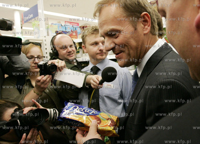 Donald Tusk odwiedza polskich pracownikow w sklepie...
