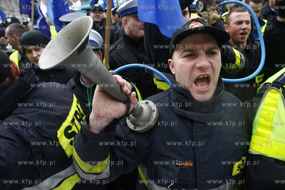 Gdansk. Pikieta przed Urzedem Wojewodzkim sluzb mundurowych...