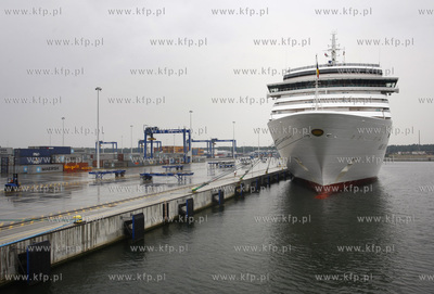 Gdansk. Terminal kontenerowy DCT Gdansk S.A. Nz. wycieczkowiec...