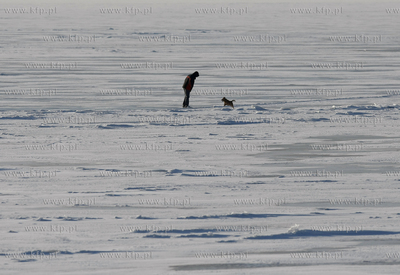 Kuznica. Ludzie spaceruja po zamarznietej zatoce puckiej....