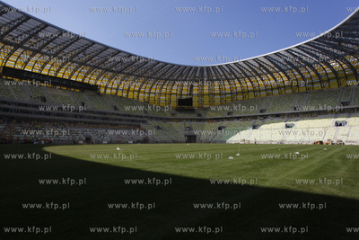 Gdansk. Polozono murawe na plycie boiska stadionu PGE...