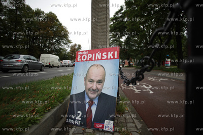 Gdansk. Wybory do sejmu i senatu. Nz. plakaty wyborcze...