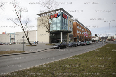 Centrum handlowe Real na gdanskim Przymorzu.
27.03.2012
fot....