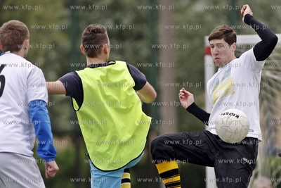 Gdansk Zaspa. Pilkarski turniej dzikich druzyn Do przerwy...