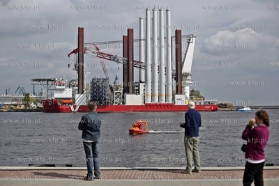 Port Gdynia. Statek - jednostka sluzaca budowie morskich...