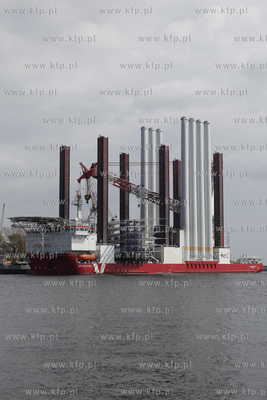 Port Gdynia. Statek - jednostka sluzaca budowie morskich...