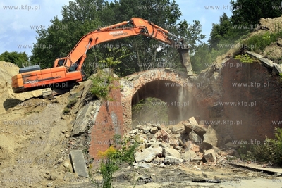 Wyburzanie mostku kolejowego nad ul. Ogrodowa w Gdansku...