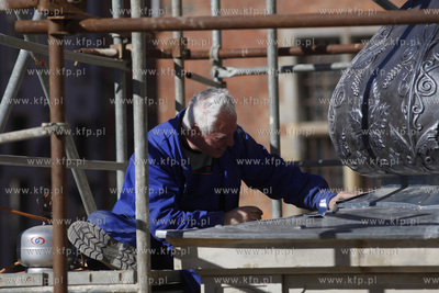 Montaz wyremontowanej kopuly na przedprozu Dworu Artusa...