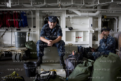 Amerykański okręt desantowy San Antonio dowodzący...