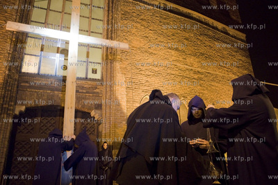 Gdańsk. Misterium Nocne. Uczestnicy misterium przy...