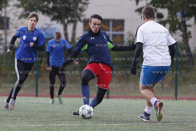 Gdansk Zaspa. Pilkarski turniej dzikich druzyn Do przerwy...