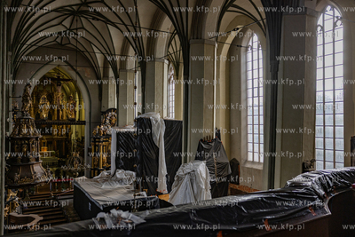 Demontaż rusztowań potrzymujących spękane sklepienie...