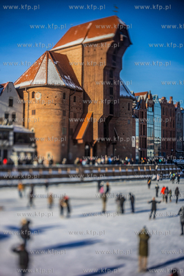 Tłumy spacerowiczów na zamarzniętej Motławie w...